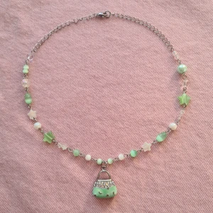 Handgjort halsband  - Handgjort halsband! Hänget är i okänd metall men resten av halsbandet är rostfritt stål. Längden är 42,2cm men man kan ha den kortare :) (kan skicka med frimärke om du betalar med swish!) 