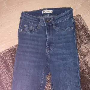 Mina Molly jeans från Gina tricot  som är i toppen skick, fast har använt de väldigt mycket men de har inga tecken på användning. De köptes för 299