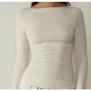 Intimissimi tröja  - Säljer denna Intimissimi tröja i vit då den är lite för liten. Den är aldrig använd ändats testad! Säljer för 350kr+ frakt! Skriv privat vid intresse eller fler frågor!💗
