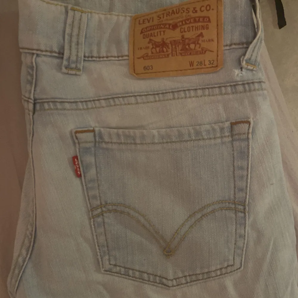 Ljusblåa jeans ifrån Levis i använt men ändå gott skick. 200 kronor frakten kollas upp.. Jeans & Byxor.