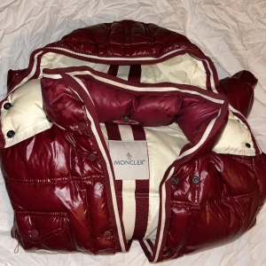 Schysst Monclerjacka  - Röd schysst Moncler jacka , sällsynt modell skick 7/10. Bra kvalite , använd den här vintern i min ägo.  Köpt här på Plick så har inget kvitto eller liknande , billigare vid snabb affär, frakt är ink i priset. 