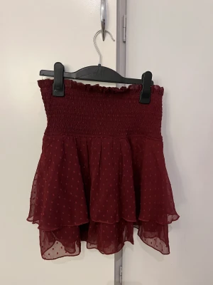 Vinröd kjol - En söt vinröd kjol från bik bok.. sjukt snygg till sommaren.. 