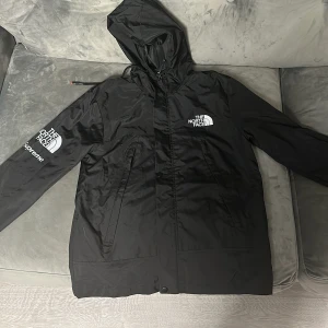 The North face x Supreme jacka - En regnjacka från the north face i storlek S helt ny