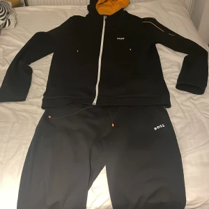 Hugo boss dress  - Köpt från jhonells i november. Bra skick kostar runt 3500 kr. Digitalt kvitto finns 