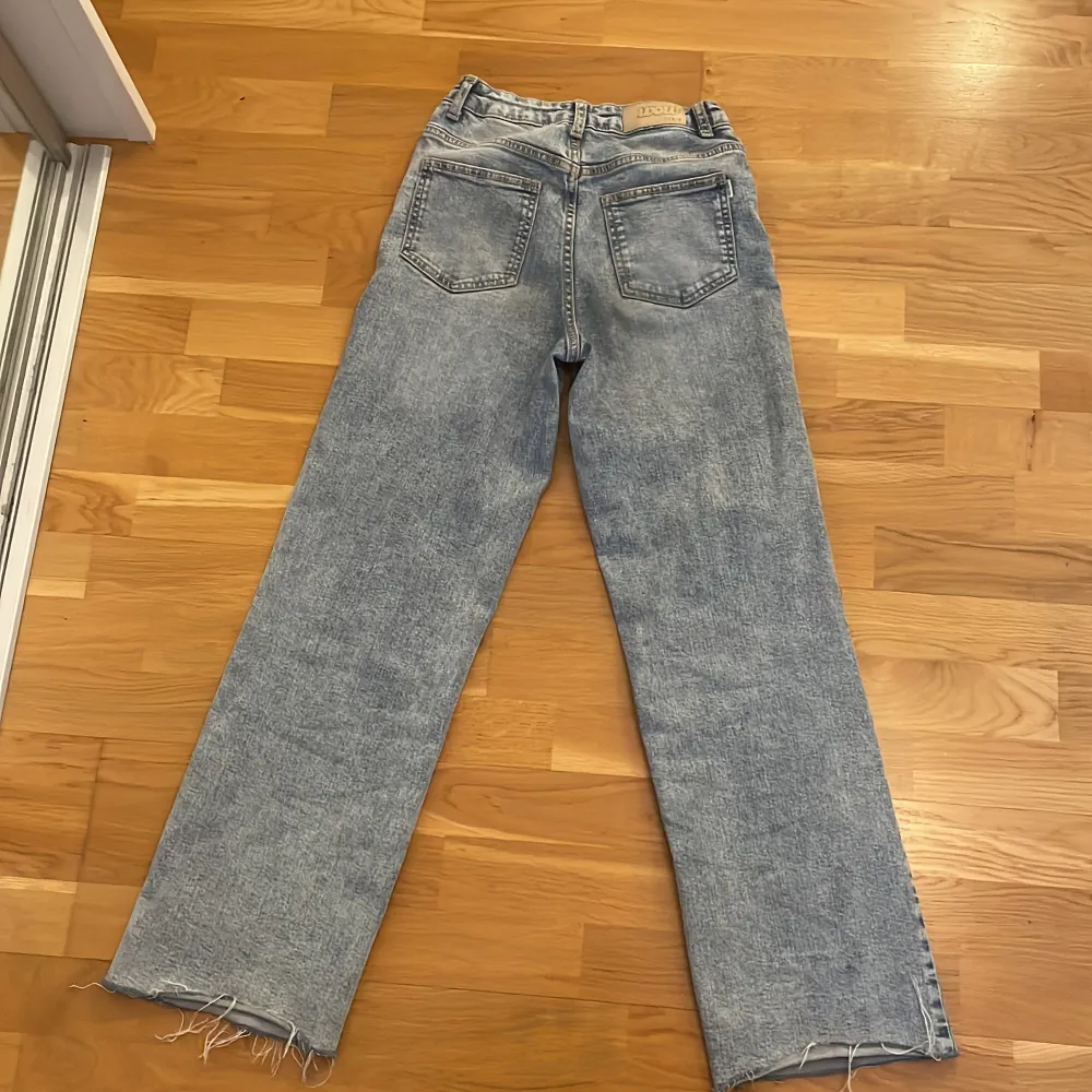 Utsvängda blå/gråa jeans. Bra skick, köpta från Cubus, väldigt fina⚡️💗. Jeans & Byxor.