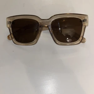 Chimi liknande - Säljer dessa solglasögon som ser ut som chimis, har aldrig fått användning för dem💞