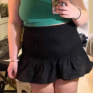Svart kjol med volang från H&M i storlek L Använd va 1 gång så bra skick