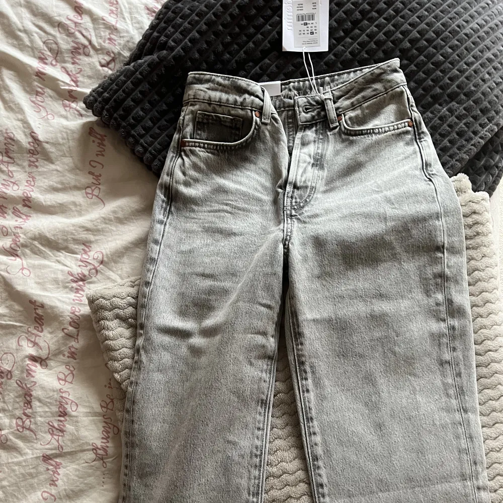 Helt nya jeans från BikBok, Straight legged. Alla prislappar finns kvar storlek w24L32 , och aldrig använda. Råkade köpa fel storlek och hann inte skicka tillbaka dem. Du betalar för frakten ❤️❤️. Jeans & Byxor.