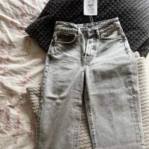 Helt nya jeans från BikBok, Straight legged. Alla prislappar finns kvar storlek w24L32 , och aldrig använda. Råkade köpa fel storlek och hann inte skicka tillbaka dem. Du betalar för frakten ❤️❤️