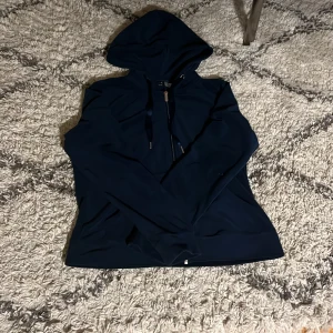 Tröja - Säljer denna tröja från Gina Tricot! Använd rätt så mycket! Inga defekter! Rätt liten i storleken.Hör av dig om du är intresserad!💕🤗