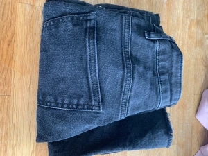 Lager 157 jeans  - Lager 157 jeans, Stl xs.  Jeans i mörkgrå tvätt. Lite kortare i modellen men sitter superfint på lite längre människor med. Fint i skicket. 