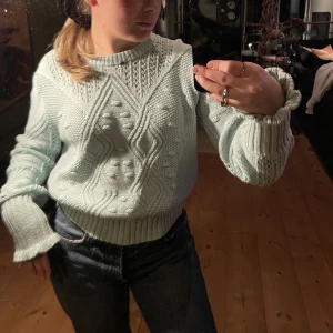 Stickad blå tröja i storlek S - Supersöt blå (turkosliknande) stickad tröja från NAKD i storlek S! Jättefint mönster vid händerna, en fin detalj som lyfter hela tröjan. Nyskick, använd 2-3 ggr. Säljer för 100kr.