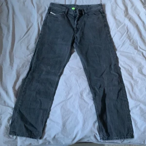Diesel jeans D-MACS - W32- L32 STRAIGHT FIT DENIM DIVISION Bra skick förutom att de är lite blekta.