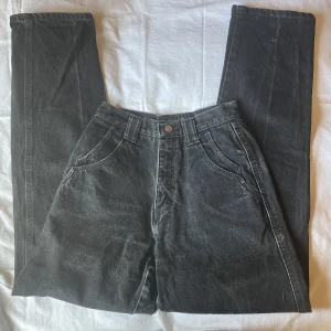 wranglers jeans  - de är lite små i midjan för mig☺️ tror storleken är ca 32, de är väldigt högmidjade💕