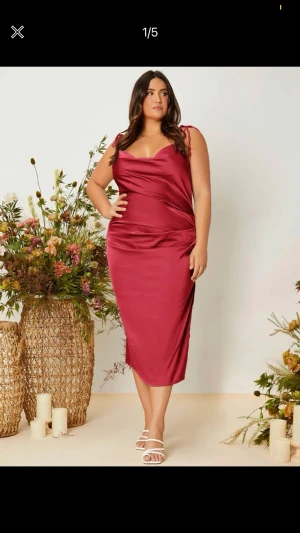 Klänning 1xl passar även xl helt ny  - Röd klänning helt ny 1xl passar även xl  