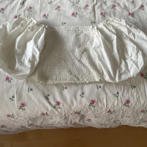 Topp - Vit sommar topp med puffiga armar. Jätte skön att använda och passar med en kjol elr shorts. 