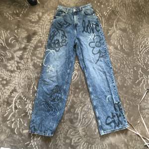 Oversized jeans från H&M med ”klotter” på!