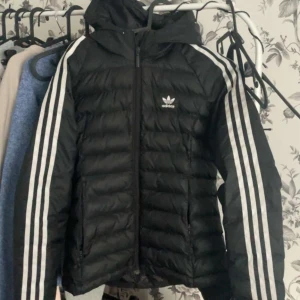 Adidas jacka  - Säljer denna adidas jacka då jag inte använder den längre. Den är i ett super fint skick. Skriv för frågor & bilder❤️