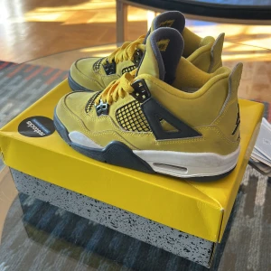 Jordan 4 Retro Lightning - Använda Jordan 4, storlek 35,5 i gott skick., några små fläckar men inte slitna!