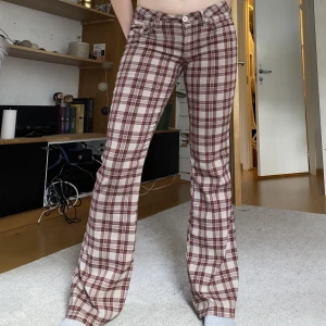 Lågmidjade byxor  - Bekväma lågmidjade byxor med bootcut och har även liiite stretch, köpa på second hand i USA för några år sedan. Midjemått: 77cm, innderbenslängd: 78cm. Jag är 160