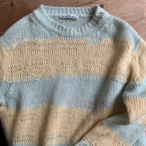 Acne Studios stickad tröja - Säljer min stickade tröja från Acne köpt i höstas, himla fin men kommer tyvärr inte till användning. Den är superoversized så passar alla beroende på hur en vill att den ska sitta! 