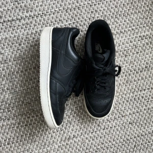 Nike sneakers - Sneakers från Nike i äkta läder. Riktigt fint och i fint skick! Storlek 40