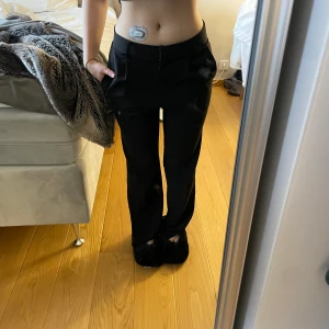 Kostymbyxor  - Säljer mina kostymbyxor ifrån NA-KD i storlek 36. Knappt använde 💕💕 Bara att skriva om det önskas fler bilder