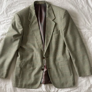 Kavaj  - Grönrutig kavaj. Säljer då den aldrig kommer till användning. 