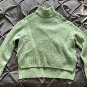 En ljusgrön stickad tröja från Gina Tricot. Den är nästan oanvänd och som i nyskick. Storleken är XS men jag skulle säga att den passar S och möjligtvis M också beroende på hur tajt man vill att den ska sitta. 
