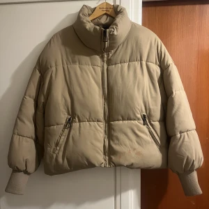 Pufferjacket -  [Priset går att diskutera], storlek S men passar även M för modellen är stor i storleken. Allt är i bra skicka förutom en fläck på hörnet som ej går bort. Håller varmt.