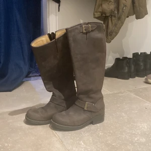 Johnny Bulls skinnstövlar  - Johnny Bulls, bruna skinnstövlar. Tycker mycket om dem, men de passar inte riktigt in i min garderob. De har använts fåtal gånger och är fortfarande i mycket bra skick. Perfekta nu till höst 🍂