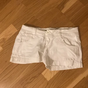 Shorts  - Vita shorts. Skriv om du är intresserad. Lite stora på mig som brukar ha xs/s 
