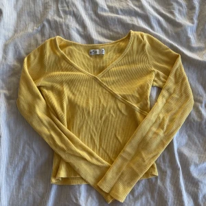 Hollister tröja - En snygg hollistertröja, knappt använd är i storlek m men den passar både xs s och m