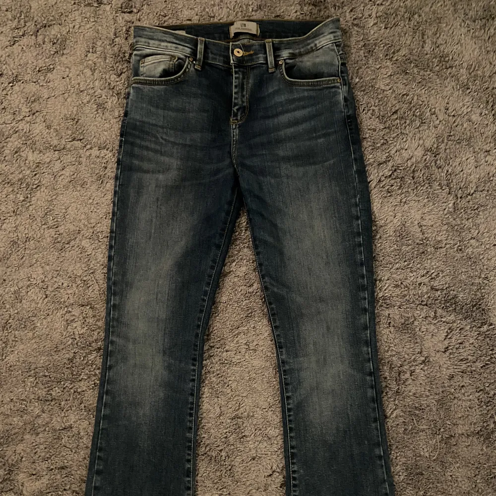 Lågmidjade jeans från LTB i storlek 27/32. Har gått sönder på ett ställe (se bild) men är annars i väldigt bra skick. . Jeans & Byxor.