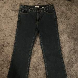 Superfina lågmidjade blåa jeans i storlek 40. Köpte secondhand men i väldigt bra skick! 