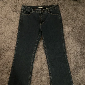 Lågmidjade jeans  - Superfina lågmidjade blåa jeans i storlek 40. Köpte secondhand men i väldigt bra skick! 