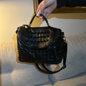 Snygg väska  - Säljer denna snygga väska med svarta nitar 💗