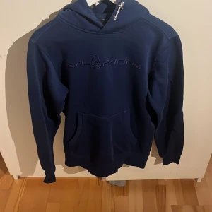 Sail racing hoodie  - Köpt på NK för 1300kr. 9/10 skick, precis som ny. Säljer då den inte passar längre.