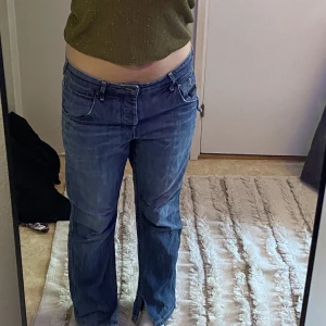 Jätte coola lågmidjade jeans  - Säljer ett par skit snygga lågmidjade jeans då de tyvärr inte kommit till användning. Lågmidjade med slit som är köpte second hand. Jag är 176 cm och brukar ha 38-40 i storlek. Står ingen storlek men skulle gissa på att de är 38-40 ungefär