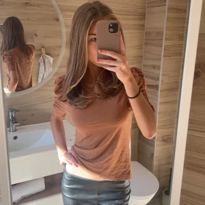 Tröja med puffärm - Säljer jättefin tröja med puffärm i nyskick från Kappahl💓 slutsåld!! Strl xs! Endast 99 kr!!