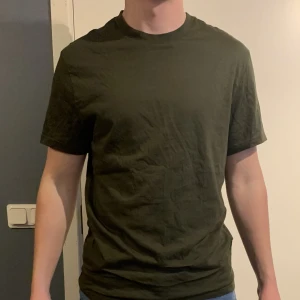 T-shirt - Olivgrön t-shirt från H&M