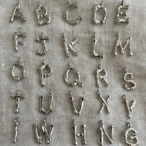 Berlocker - Bokstavs berlocker! Går även att kombinera ord❤️‍🔥😍eller första bokstaven i förnamn eller efternamn❤️‍🔥💫frakten kostar 15 kr💕 Alla kvar utom G, M, B, D, E, O, S, N, J, A, R, L, Y, K, F, I