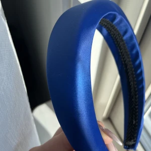 Diadem  - Säljer detta ur snygga diadem! Som är i ett siden liknande material❤️‍🔥💫köpt på glitter för några månader sedan❤️🤗