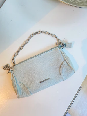 Axelväska bershka  - En ljusblå jeansfärgad exekväska ifrån bershka. Den har ett innerfack som är väldigt rymlig! Pris kan diskuteras vid snabb affär!😍