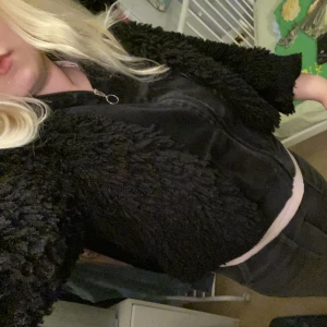 Lindex  - Använd endast ett fåtal gånger. Säljes då det inte längre är min stil med fluffiga tjocktröjor. Inga defekter🤍 köpt för 200 säljes för 50. Finns fler bilder om ni vill ha😊