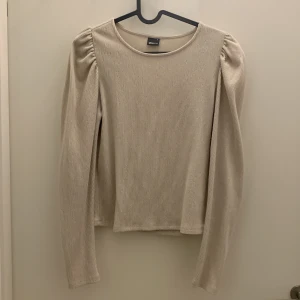 Finstickad tröja - Finstickad tröja från Gina  Storlek M - passar dock om man bär storlek s också.   När normalt s och den formar sig på kroppen fint.   Härligt material. Använd ett par gånger 