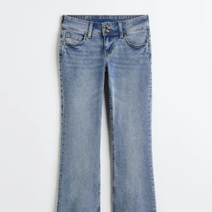 Low flare jeans - Suuper snygga Low flare jeans (UTAN MÖNSTER PÅ FICKORNA) från hm nästan oanvända! Helt slutsålda!! Säljer pga jag köpte fel färg💕skriv för egna bilder!💕 nypris: 299