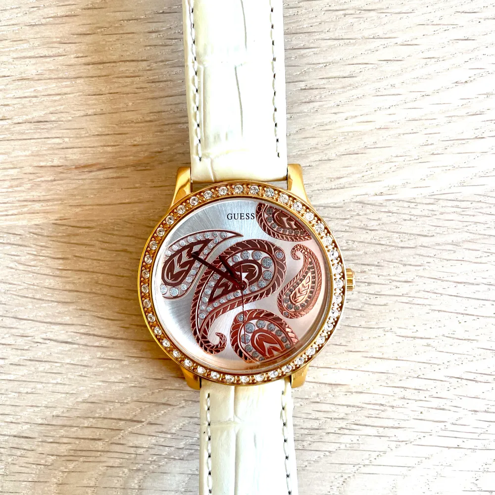 Beautiful, elegant Guess watch to highlight your outfits.. Accessoarer.