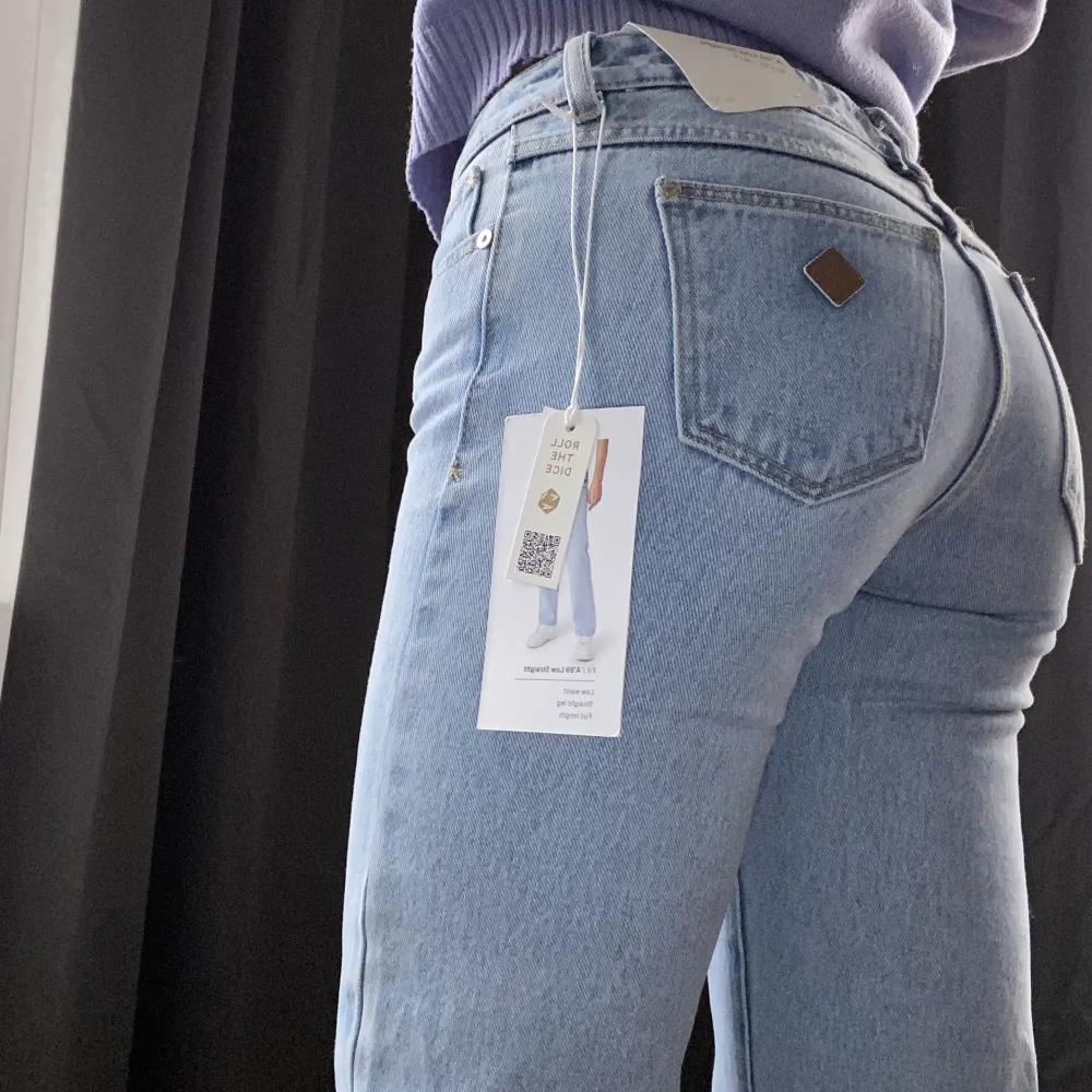 Säljer helt nya abrand jeans på grund av att dom tyvärr är för små. Aldrig använda och prislappen sitter kvar, ny pris 1400. . Jeans & Byxor.