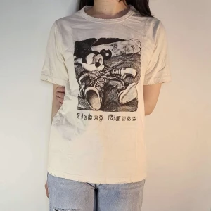 unik Micke Mouse tshirt från A N D (koreansk märke) - unik micke mouse tshirt i storlek M. sliten stil på krage, ärmar och nedtill. möter ej upp, postar enbart 🌸